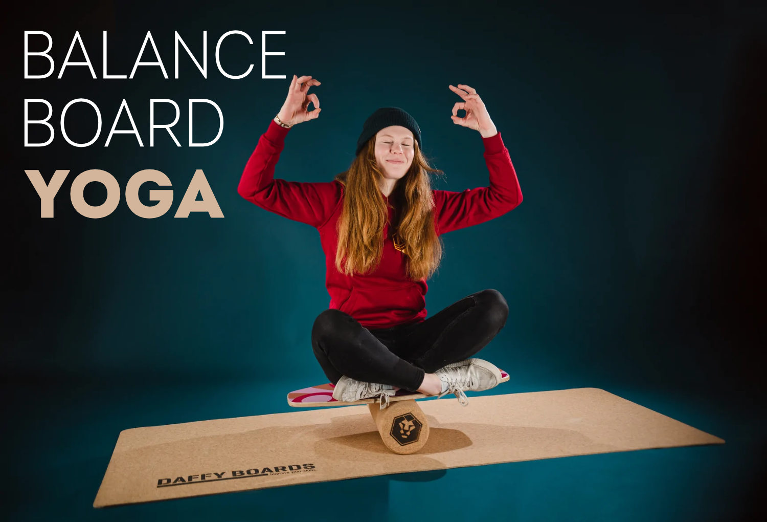 Eine Frau macht Yoga auf einem Balance Board