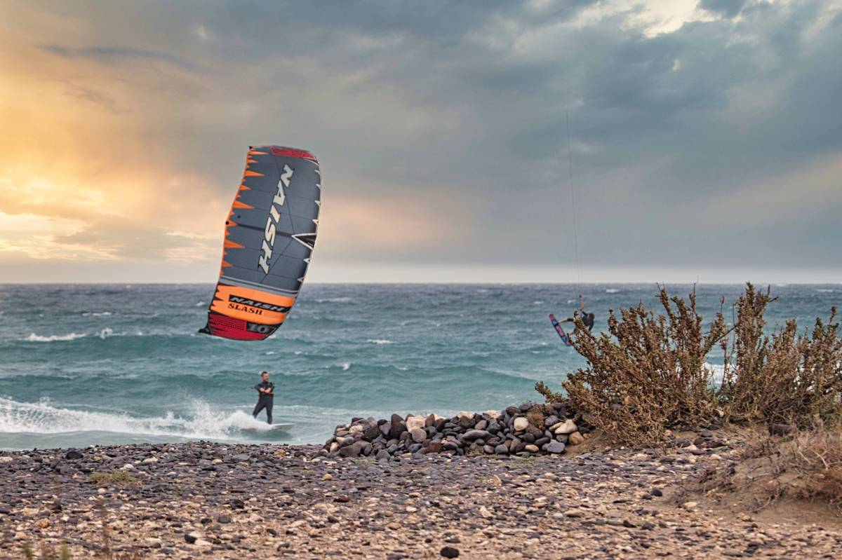 Kitesurfen in türkisen Wasser