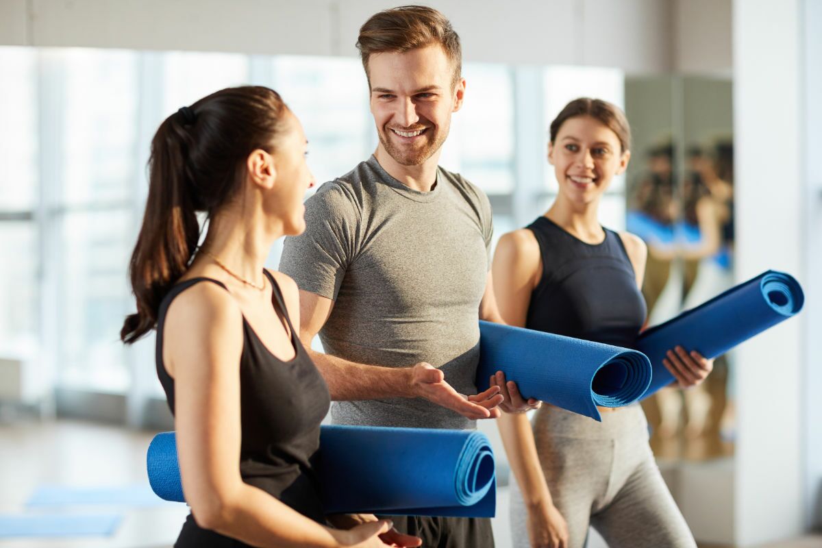 Athletische Frau mit Yogablöcken